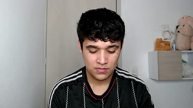 Snapshot of kaiine190 chatting on 10-21-25, 10:27 kaiine190 online show from 10-21-25, 10:27