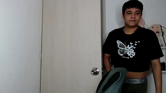 Snapshot of kaiine190 chatting on 10-24-25, 11:06 kaiine190 online show from 10-24-25, 11:06