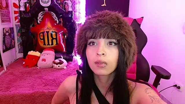 Snapshot of Kind_Scarlett chatting on 10-24-25, 01:24 Kind Scarlett online show from 10-24-25, 01:24