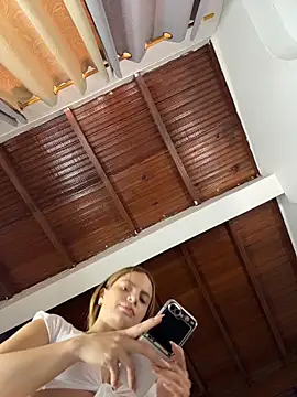 Snapshot of emiss_ chatting on 04-28-26, 04:34 emiss online show from 04-28-26, 04:34