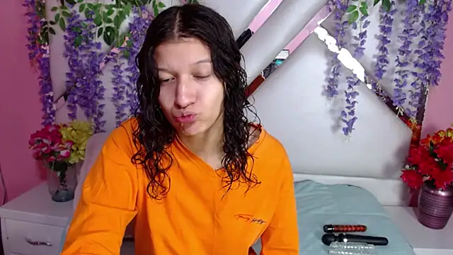 Perla Skinnyy online show from 12-19-24, 03:18