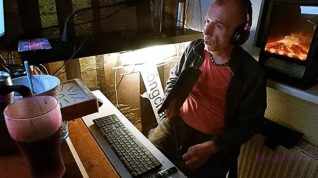 Snapshot of BongChannel chatting on 12-31-24, 09:50 BongChannel online show from 12-31-24, 09:50