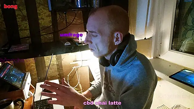 Snapshot of BongChannel chatting on 01-03-25, 12:11 BongChannel online show from 01-03-25, 12:11