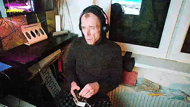 Snapshot of BongChannel chatting on 01-10-25, 10:36 BongChannel online show from 01-10-25, 10:36