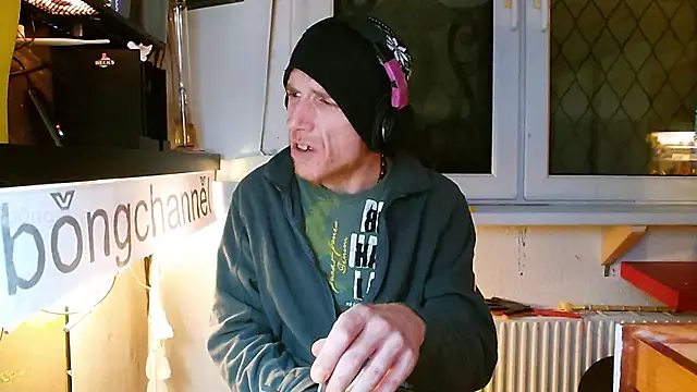 Snapshot of BongChannel chatting on 01-25-25, 01:10 BongChannel online show from 01-25-25, 01:10