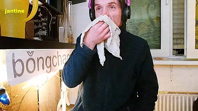 Snapshot of BongChannel chatting on 02-14-25, 01:02 BongChannel online show from 02-14-25, 01:02