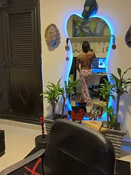 Snapshot of Young_laroi chatting on 12-04-24, 05:49 Young laroi online show from 12-04-24, 05:49