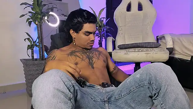 Snapshot of Young_laroi chatting on 12-10-24, 06:44 Young laroi online show from 12-10-24, 06:44