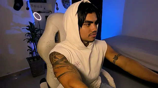 Snapshot of Young_laroi chatting on 12-13-24, 06:53 Young laroi online show from 12-13-24, 06:53