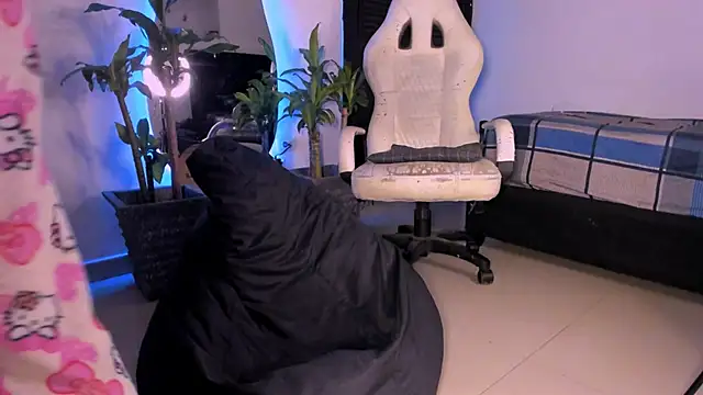 Snapshot of Young_laroi chatting on 01-05-25, 12:09 Young laroi online show from 01-05-25, 12:09