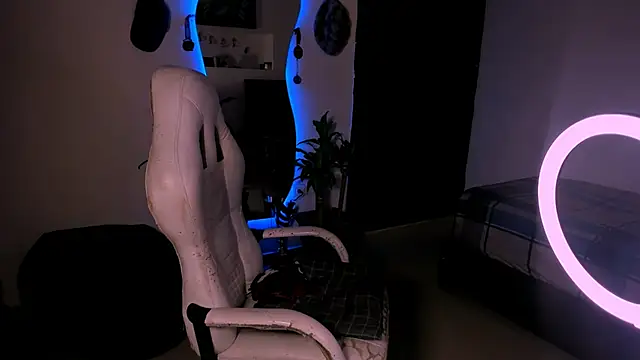 Snapshot of Young_laroi chatting on 01-06-25, 05:30 Young laroi online show from 01-06-25, 05:30