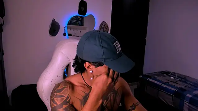 Snapshot of Young_laroi chatting on 01-07-25, 03:57 Young laroi online show from 01-07-25, 03:57