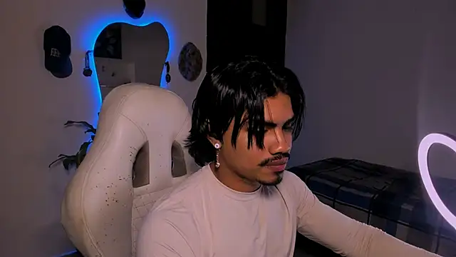 Snapshot of Young_laroi chatting on 01-10-25, 07:04 Young laroi online show from 01-10-25, 07:04