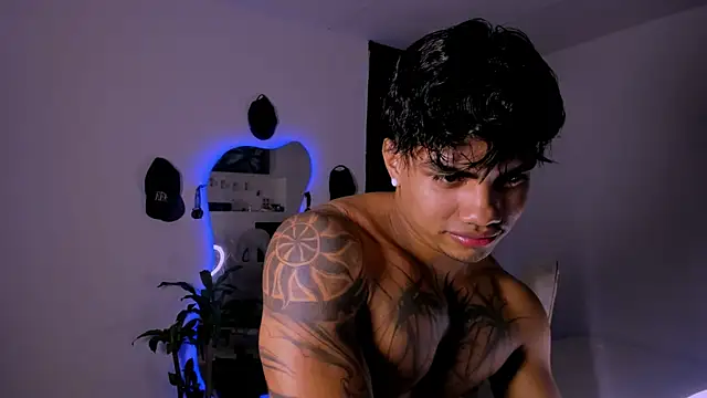 Snapshot of Young_laroi chatting on 01-18-25, 07:38 Young laroi online show from 01-18-25, 07:38