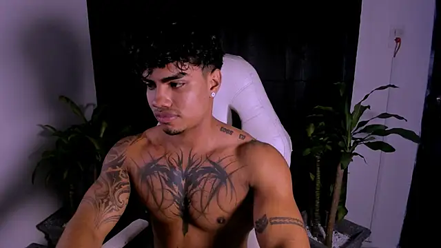 Snapshot of Young_laroi chatting on 01-27-25, 02:31 Young laroi online show from 01-27-25, 02:31