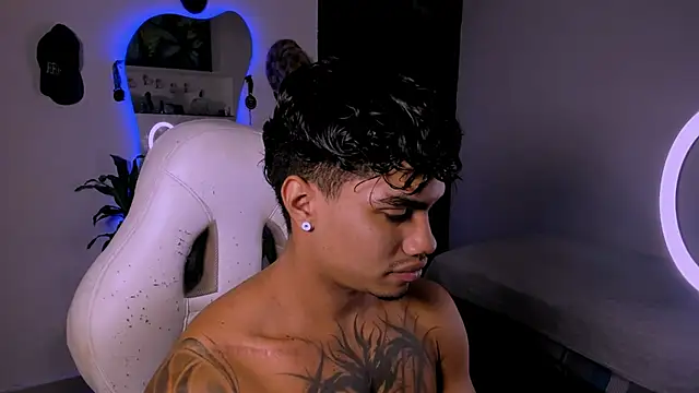 Snapshot of Young_laroi chatting on 02-02-25, 09:56 Young laroi online show from 02-02-25, 09:56