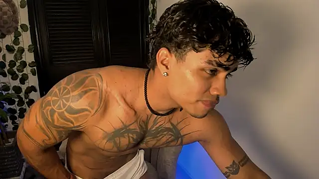 Snapshot of Young_laroi chatting on 03-02-25, 04:39 Young laroi online show from 03-02-25, 04:39