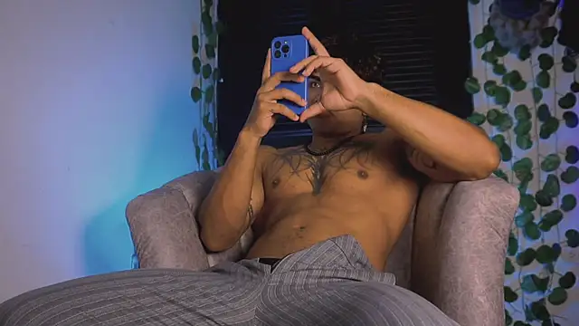 Snapshot of Young_laroi chatting on 03-10-25, 01:34 Young laroi online show from 03-10-25, 01:34