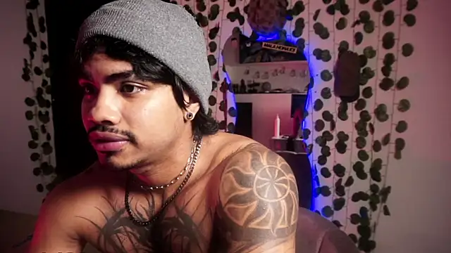 Snapshot of Young_laroi chatting on 09-26-25, 05:55 Young laroi online show from 09-26-25, 05:55