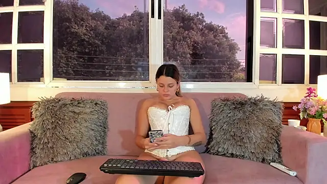 Snapshot of Ninakravis chatting on 10-15-25, 09:15 Ninakravis online show from 10-15-25, 09:15