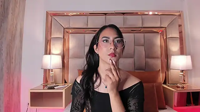 Snapshot of DaraBeckett chatting on 12-20-24, 12:05 DaraBeckett online show from 12-20-24, 12:05