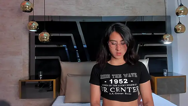 Snapshot of DaraBeckett chatting on 09-19-25, 12:17 DaraBeckett online show from 09-19-25, 12:17