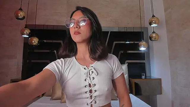 Snapshot of DaraBeckett chatting on 10-13-25, 11:54 DaraBeckett online show from 10-13-25, 11:54