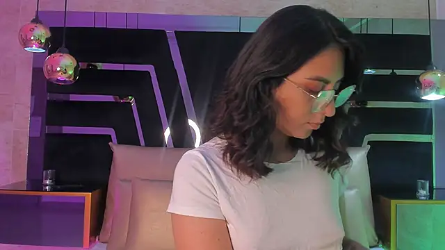 Snapshot of DaraBeckett chatting on 10-19-25, 11:44 DaraBeckett online show from 10-19-25, 11:44