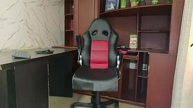 MissEscarleth online show from 10-18-25, 02:36