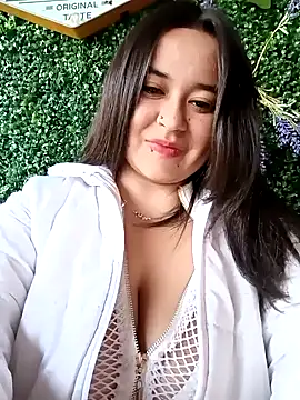 Snapshot of Cristal__04 chatting on 12-16-24, 10:24 Cristal 04 online show from 12-16-24, 10:24
