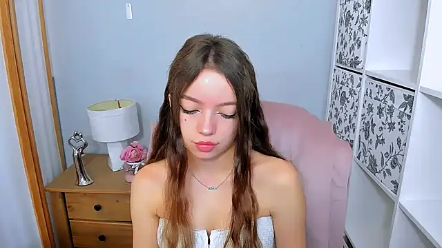 GraceLips online show from 09-17-25, 05:31