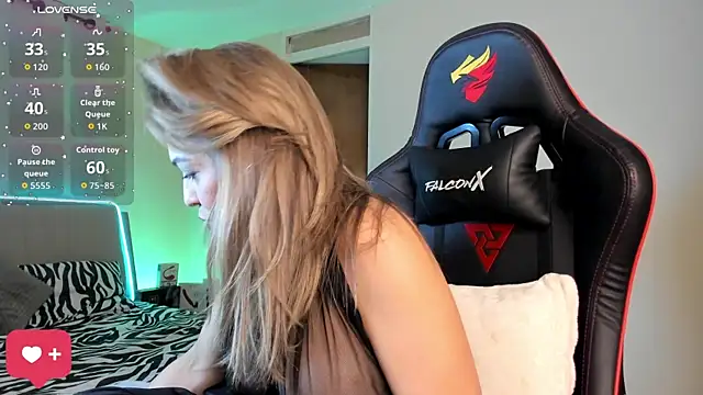 Snapshot of karimhunt chatting on 10-11-25, 01:38 karimhunt online show from 10-11-25, 01:38