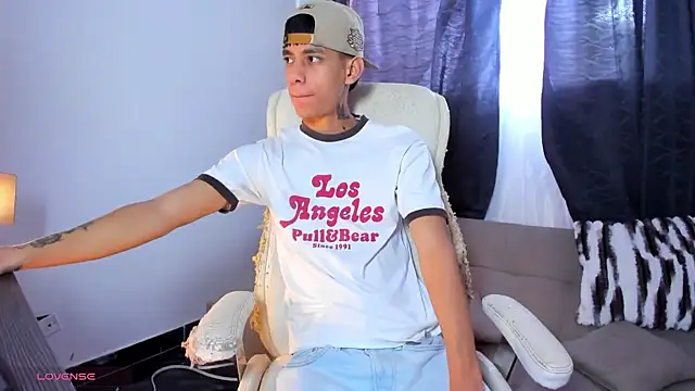 Snapshot of Josep_Davies chatting on 12-22-24, 08:14 Josep Davies online show from 12-22-24, 08:14