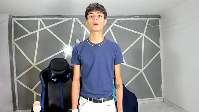 Snapshot of oliverhot2005 chatting on 12-10-24, 08:05 oliverhot2005 online show from 12-10-24, 08:05