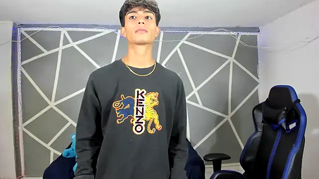 Snapshot of oliverhot2005 chatting on 12-16-24, 08:26 oliverhot2005 online show from 12-16-24, 08:26