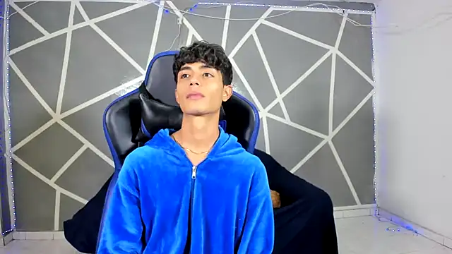 Snapshot of oliverhot2005 chatting on 12-17-24, 06:09 oliverhot2005 online show from 12-17-24, 06:09