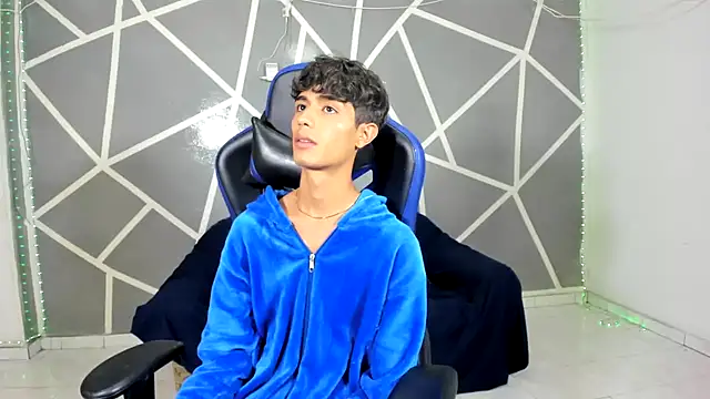 Snapshot of oliverhot2005 chatting on 12-17-24, 09:16 oliverhot2005 online show from 12-17-24, 09:16