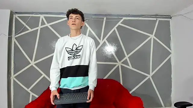 Snapshot of oliverhot2005 chatting on 01-13-25, 08:37 oliverhot2005 online show from 01-13-25, 08:37