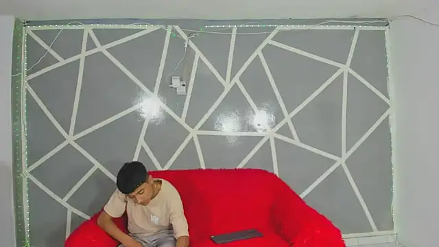 Snapshot of oliverhot2005 chatting on 01-14-25, 08:59 oliverhot2005 online show from 01-14-25, 08:59