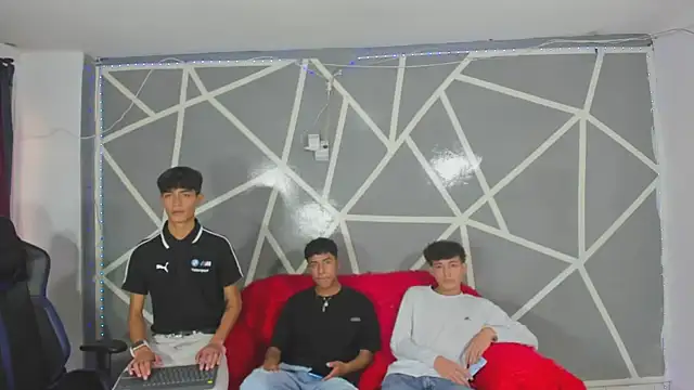 Snapshot of oliverhot2005 chatting on 01-15-25, 06:08 oliverhot2005 online show from 01-15-25, 06:08