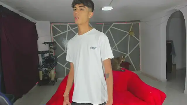 Snapshot of oliverhot2005 chatting on 01-28-25, 10:12 oliverhot2005 online show from 01-28-25, 10:12