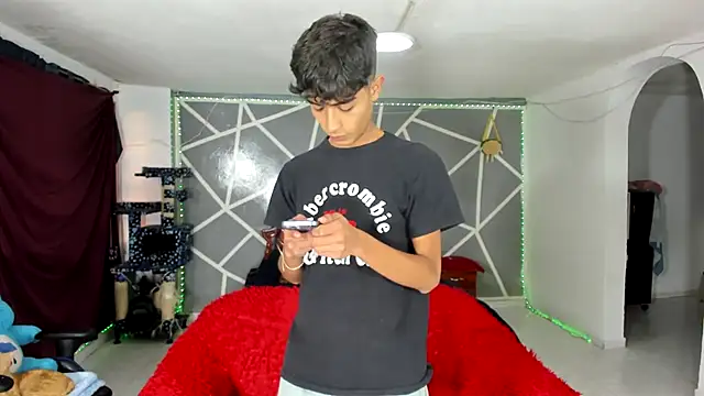 Snapshot of oliverhot2005 chatting on 01-29-25, 10:01 oliverhot2005 online show from 01-29-25, 10:01