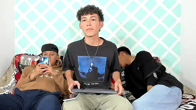 Snapshot of oliverhot2005 chatting on 02-02-25, 07:25 oliverhot2005 online show from 02-02-25, 07:25