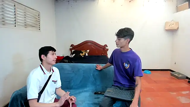 Snapshot of oliverhot2005 chatting on 02-07-25, 09:04 oliverhot2005 online show from 02-07-25, 09:04