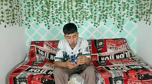 Snapshot of oliverhot2005 chatting on 02-20-25, 08:03 oliverhot2005 online show from 02-20-25, 08:03