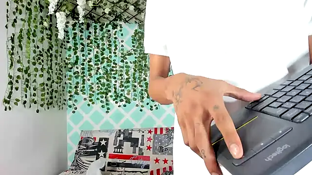 Snapshot of oliverhot2005 chatting on 03-16-25, 03:17 oliverhot2005 online show from 03-16-25, 03:17