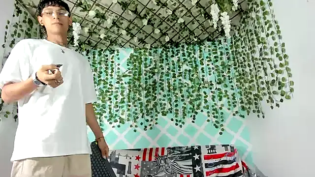 Snapshot of oliverhot2005 chatting on 03-17-25, 07:37 oliverhot2005 online show from 03-17-25, 07:37