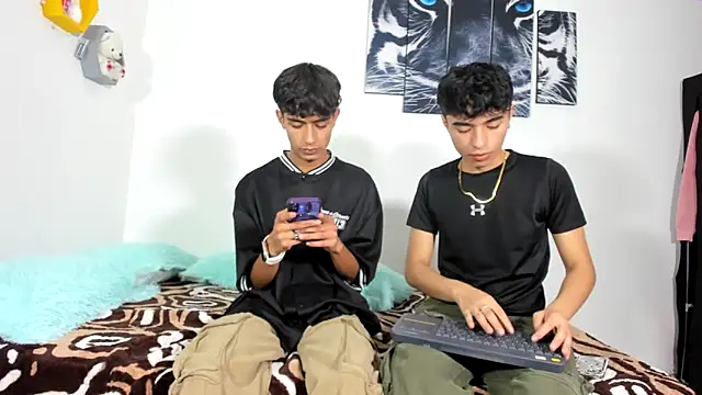 Snapshot of oliverhot2005 chatting on 03-18-25, 04:04 oliverhot2005 online show from 03-18-25, 04:04