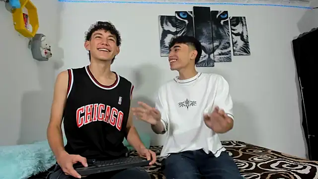 Snapshot of oliverhot2005 chatting on 03-22-25, 01:08 oliverhot2005 online show from 03-22-25, 01:08