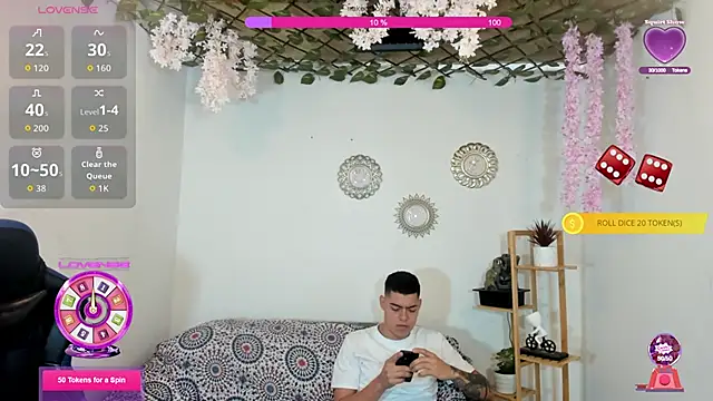 Snapshot of oliverhot2005 chatting on 09-11-25, 01:44 oliverhot2005 online show from 09-11-25, 01:44